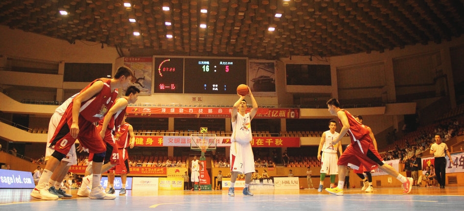 广东在防守 广东在防守